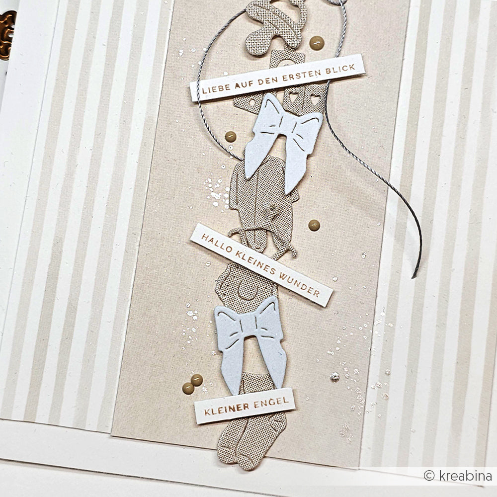 Handgefertigte Karte von Alexandra Renke mit Ballettschuhen, Schleifen und deutschen Textetiketten auf einem neutralen, gestreiften, strukturierten Hintergrund - ideal für Papierprojekte oder zur Kombination mit Ihrem Lieblingsholzstempel.