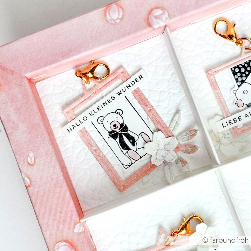 Eine rosa-weiße Karte mit einem Teddybär und dem Text "HALLO KLEINES WUNDER", hergestellt mit der Mini Typo Hallo kleines Wunder Holzstempel von Alexandra Renke und den dazugehörigen Stempelkissen.