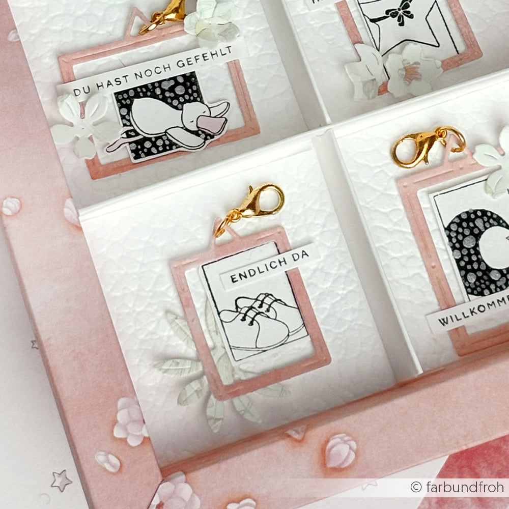 Vier kleine Alexandra Renke Karten mit goldenen Schlüsselanhängern, floralen Motiven und deutschem Text in einer rosa-weißen Schachtel - perfekt für Papierprojekte oder in Kombination mit Ihren Lieblingsholzstempeln und Stempelkissen.