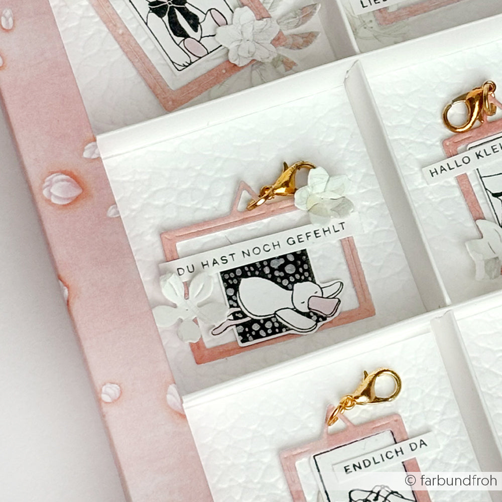 Eine handgefertigte Karte von Alexandra Renke mit floralen Verzierungen, einer goldenen Schließe und dem deutschen Text "Du hast noch gefehlt" - ideal für Papierprojekte und mit hochwertigem Holzstempel gefertigt.