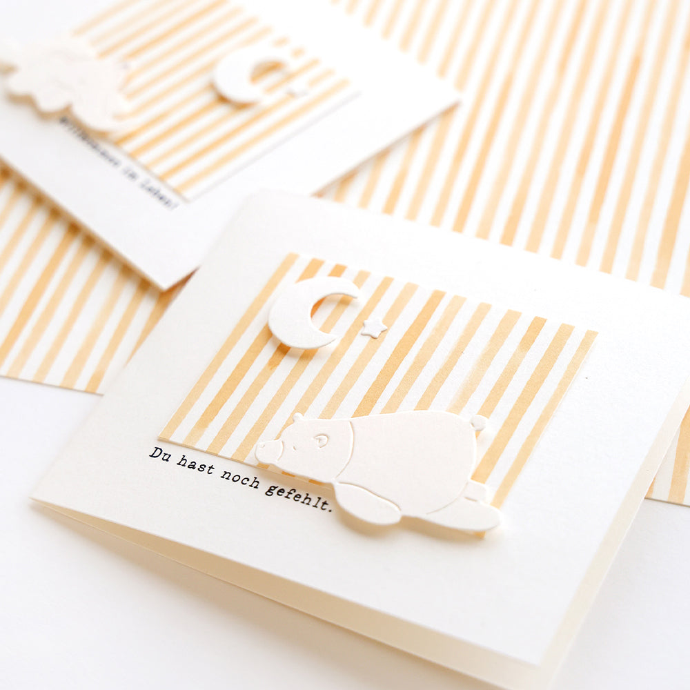 Handgefertigte Alexandra Renke Karte mit 3D Bär, Mond und Stern auf gestreiftem Hintergrund; ideal für Papierprojekte und mit dem Text "Du hast noch gefehlt.