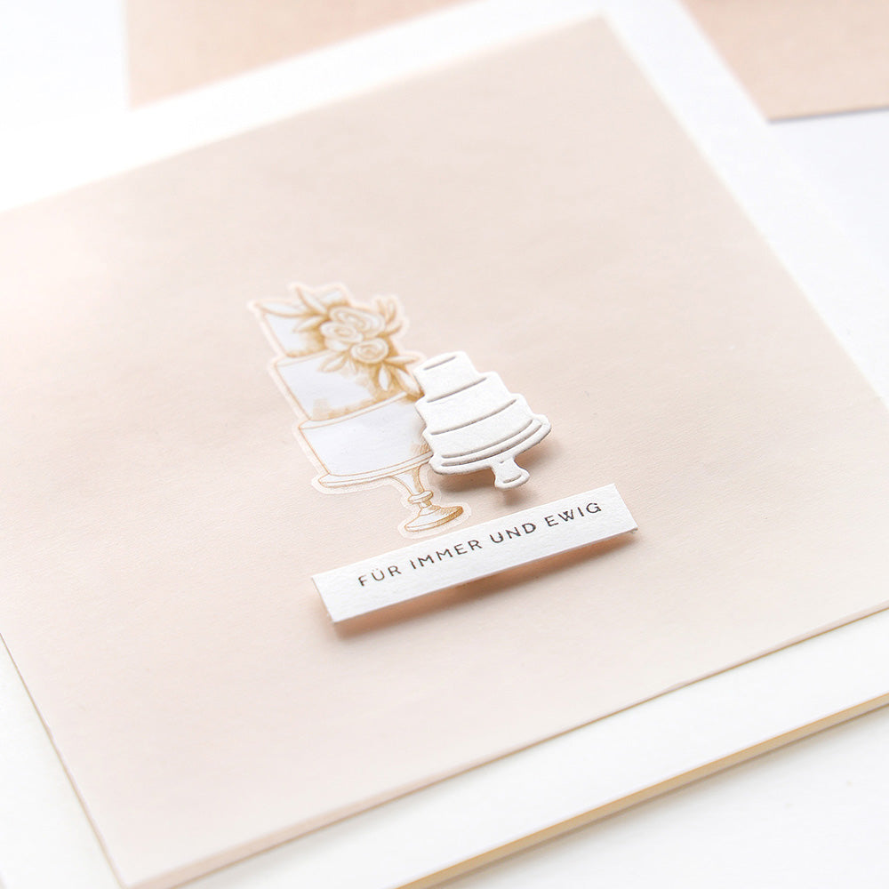 Minimalistische Alexandra Renke Hochzeitskarte mit zwei weißen Torten und dem Text FÜR IMMER UND EWIG auf hellem Hintergrund, perfekt zu kombinieren mit einem Mini Typo Holzstempel und Ihrem Lieblings Stempelkissen.