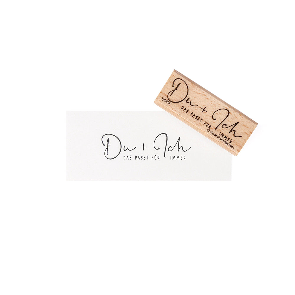 Auf der weißen Karte und der Holztafel von Alexandra Renke steht in schwarzer Schrift "Du + Ich, das passt für immer" - ideal für Papierprojekte oder in Kombination mit Ihren liebsten Holzstempeln und Stempelgummi-Designs.
