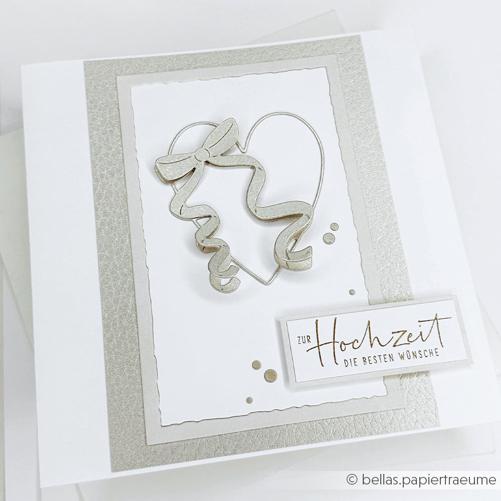 Elegante Hochzeitskarte von Alexandra Renke mit silbernem Herz und Schleife, mit deutschen Glückwünschen für den großen Tag - perfekt mit Stempelkissen und Holzstempel gestaltet.