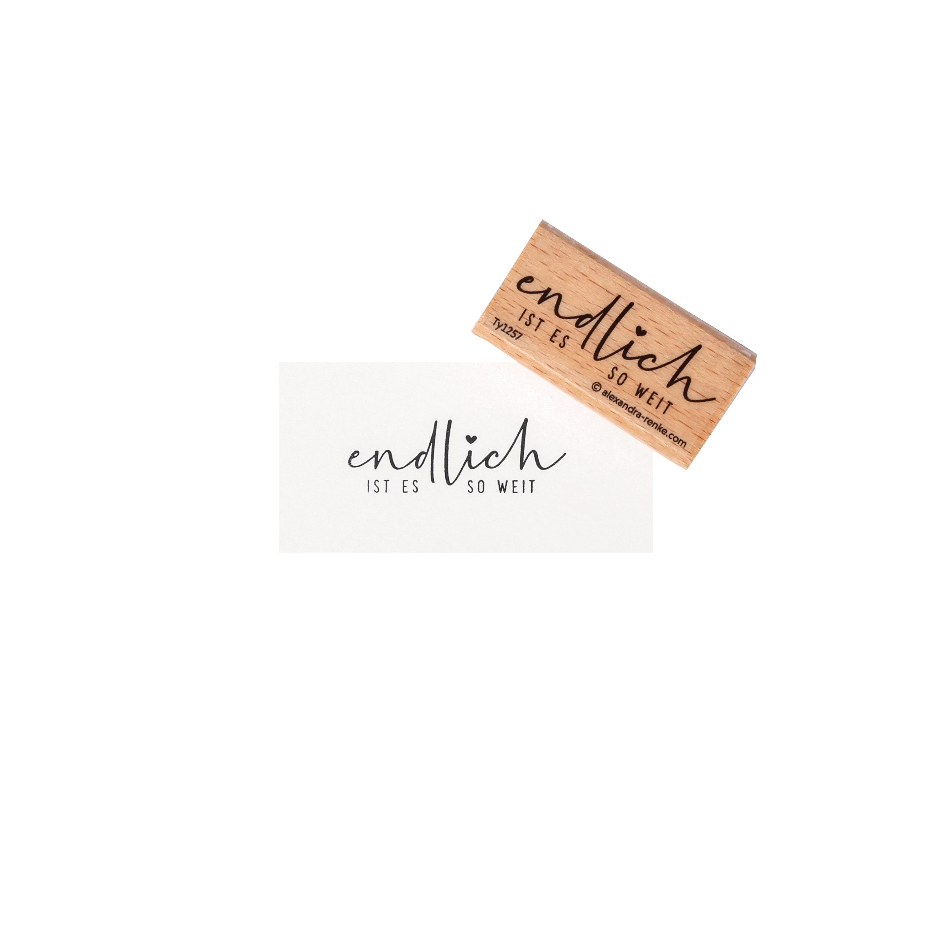 Ein Alexandra Renke Holzstempel und Kartenset mit "Endlich ist es so weit" in schwarzer Schreibschrift und elegantem Stempelmotiv.