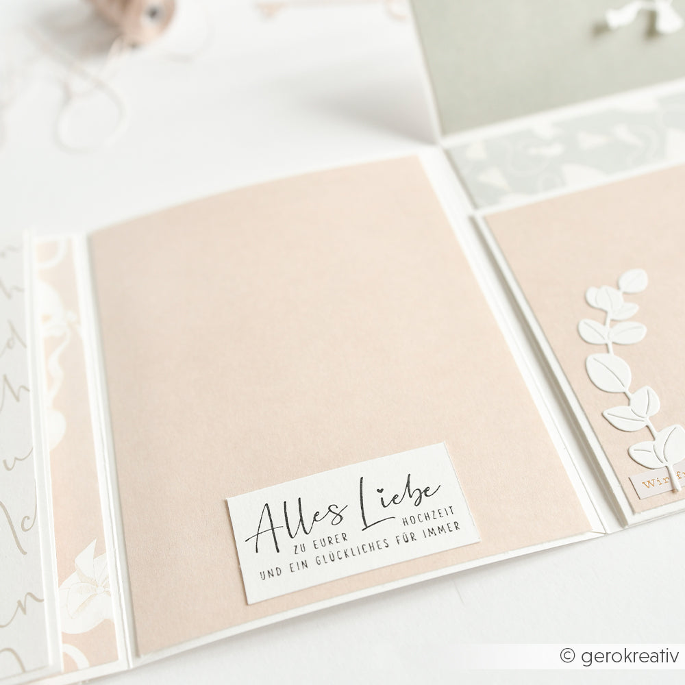 Eine Hochzeitskarte von Alexandra Renke mit "Alles Liebe zur Hochzeit und ein glückliches für immer" auf Deutsch, wunderschön akzentuiert mit einem Hochzeitsstempel - perfekt zum Personalisieren mit Ihrem Lieblings-Stempel Holz.