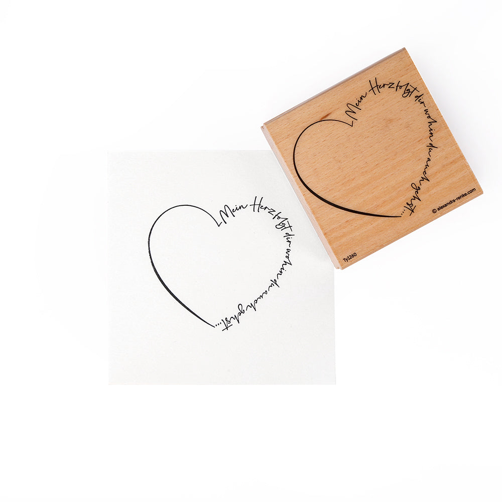 Ein Alexandra Renke Holzstempel mit Herzumriss und kursiver Schrift ruht mit seinem gestempelten Bild auf weißem Papier - ideal für Stempelgummi und charmante Papierprojekte.