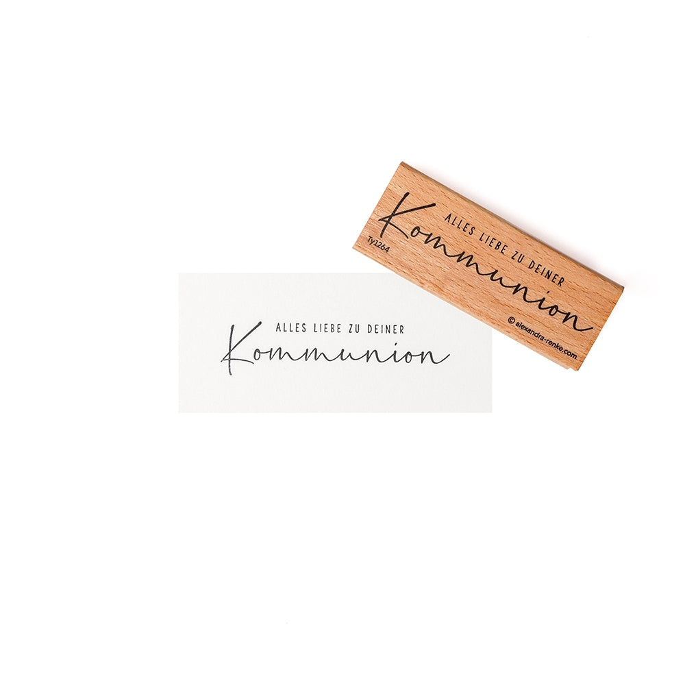 Ein Holzstempel mit Stempelgummi von Alexandra Renke und eine bestmpelte Karte mit dem Text "Alles Liebe zu deiner Kommunion".