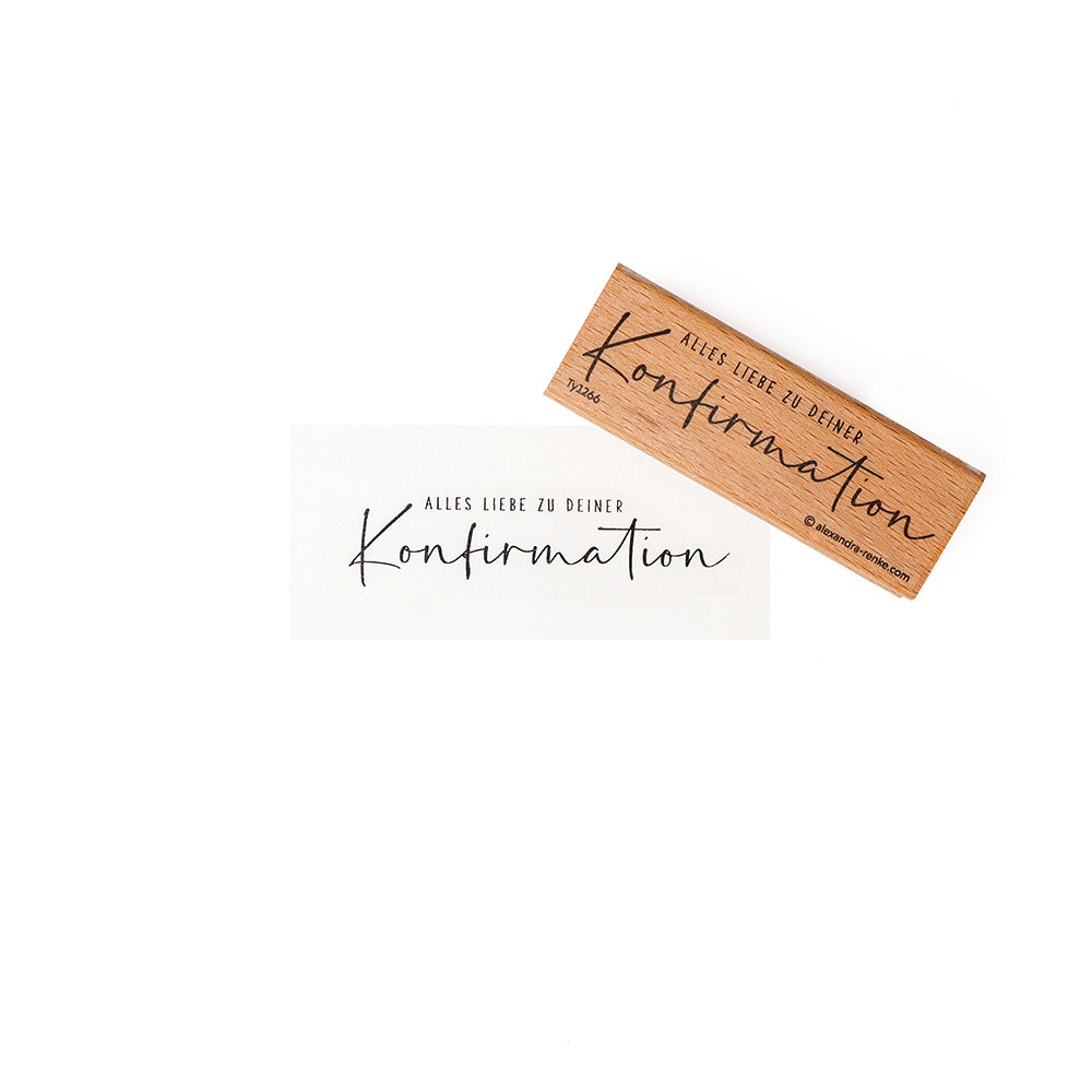 Ein Holzstempel und eine Karte von Alexandra Renke mit dem deutschen Text "Alles Liebe zu deiner Konfirmation" in eleganter Schreibschrift.