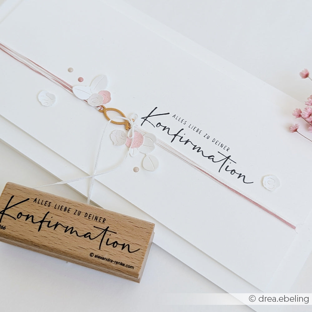 Elegante weiße Konfirmationskarte von Alexandra Renke mit rosafarbener Kordel, zarten Akzenten, einem hölzernen "Konfirmations"-Anhänger und charmanten Stempelgummi und Holzstempel-Details für einen raffinierten Look.