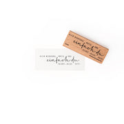 Ein Holzstempel von Alexandra Renke und eine gestempelte Karte mit deutschem Text in schwarzer Schreibschrift auf weiß - ideal für kreative Papierprojekte.