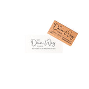 Ein Holzstempel mit Stempelgummi von Alexandra Renke und eine gestempelte Karte mit dem Text "Möge Dein Weg glücklich, spannend & voller Möglichkeiten sein" - ideal für kreative Papierprojekte.