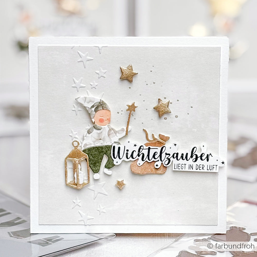 Handgefertigte Karte von Alexandra Renke mit einer kleinen Elfe, Rentieren, Sternen und dem Text "Wichtelzauber liegt in der Luft", hergestellt mit liebevollen Stempelmotiven und hochwertigem Holz für schöne Impressionen.