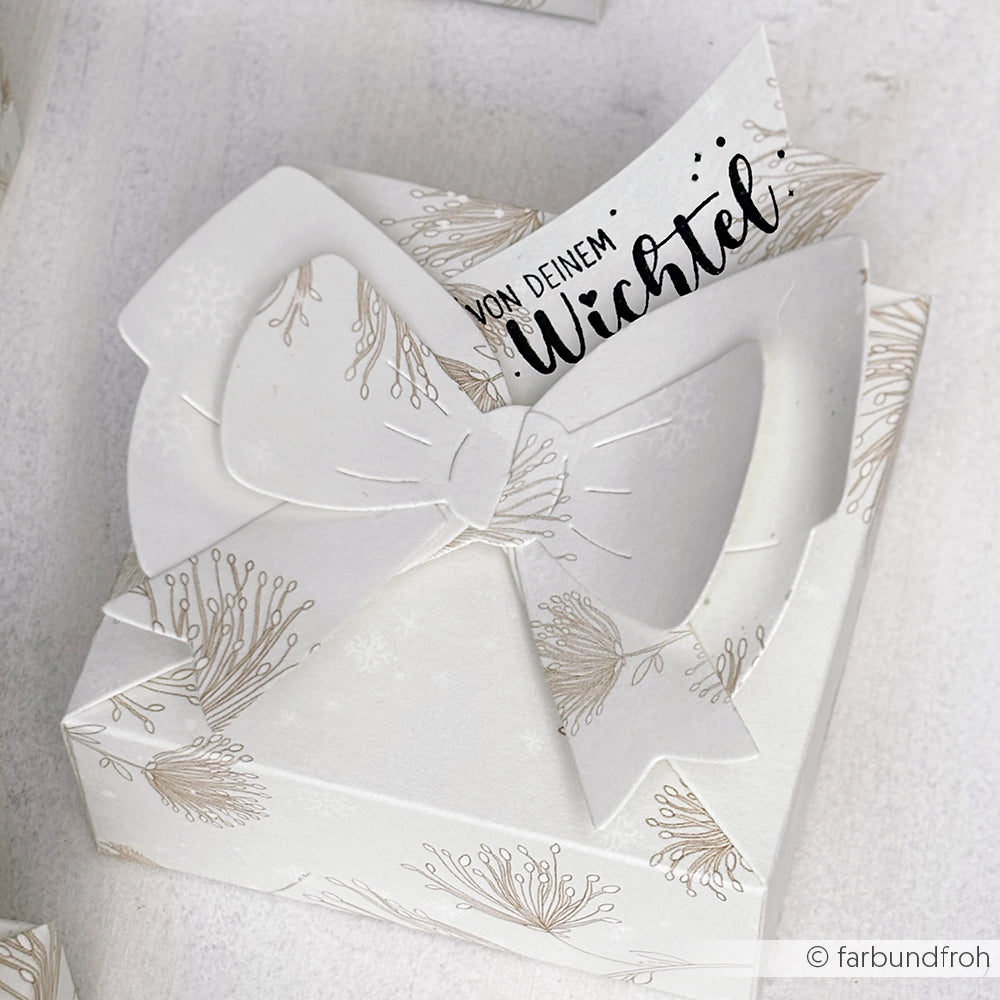 Weiße Geschenkbox von Alexandra Renke mit großer Schleife und "Von deinem Wichtel"-Karte - ideal für Papierprojekte oder zum Kombinieren mit Ihrem Lieblingsholzstempel.