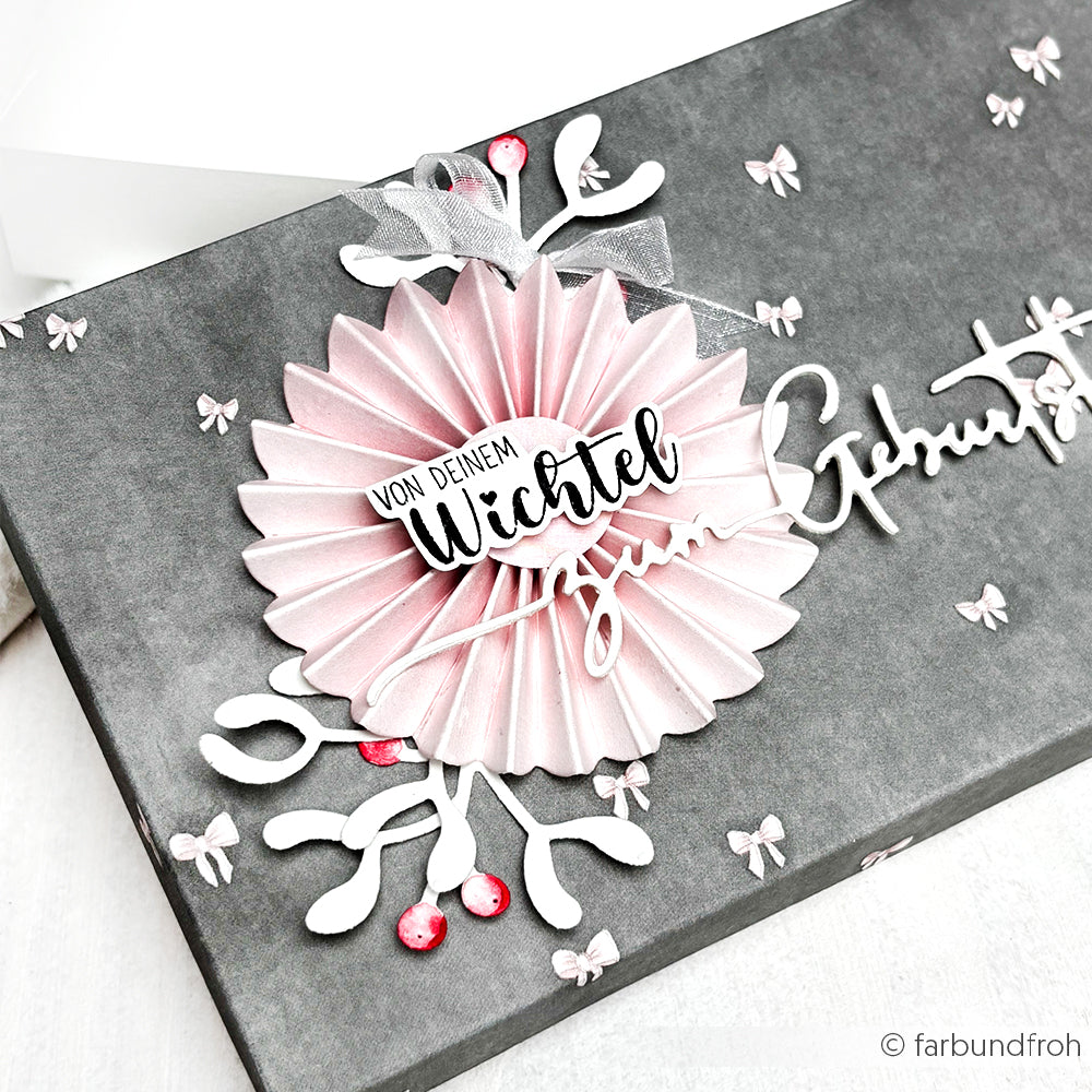 Grauer Geschenkkarton von Alexandra Renke, verziert mit einer rosafarbenen Papierrosette, weißen Blättern, roten Beeren und deutschem Geburtstagstext - ideal für Papierprojekte oder zum Verzieren mit Ihren Lieblings-Holzstempel-Motiven.