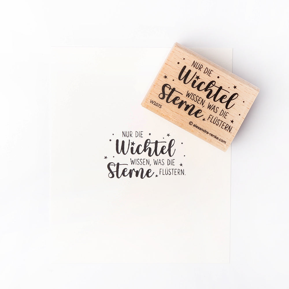 Der Alexandra Renke Holzstempel ist ein charmanter Text- und Sternaufdruck, mit dem sich Papierprojekte auf weißem Papier dekorativ aufwerten lassen.