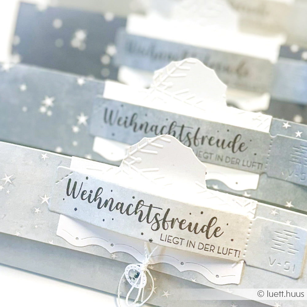 Drei weihnachtliche Karten von Alexandra Renke mit "Weihnachtsfreude liegt in der Luft!" in eleganter Schrift, mit winterlichen Motiven und detailreichem Stempelgummi und Holzstempel für einen charmanten handgemachten Touch.