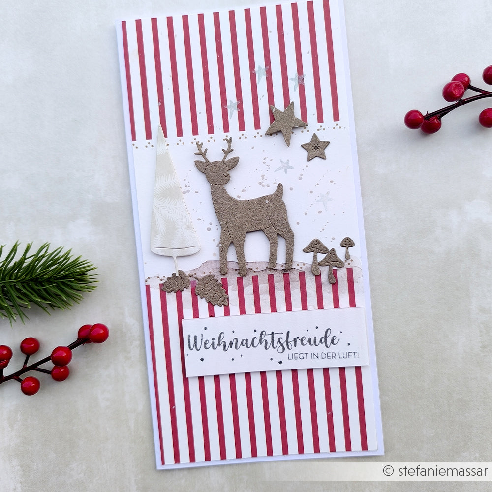 Handgefertigte Weihnachtskarte von Alexandra Renke mit roten Streifen, Rentieren, Bäumen, Sternen und einem deutschen Gruß auf weißem Grund - mit Holzstempeln für charmante Details gestaltet; perfekt, um Weihnachtsfreude zu verbreiten.