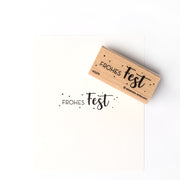 Der "Frohes Fest" Holzstempel von Alexandra Renke zeigt die Worte in dekorativer Schrift - ideal als festlicher Stempel für liebevolle Grüße zu Weihnachten.