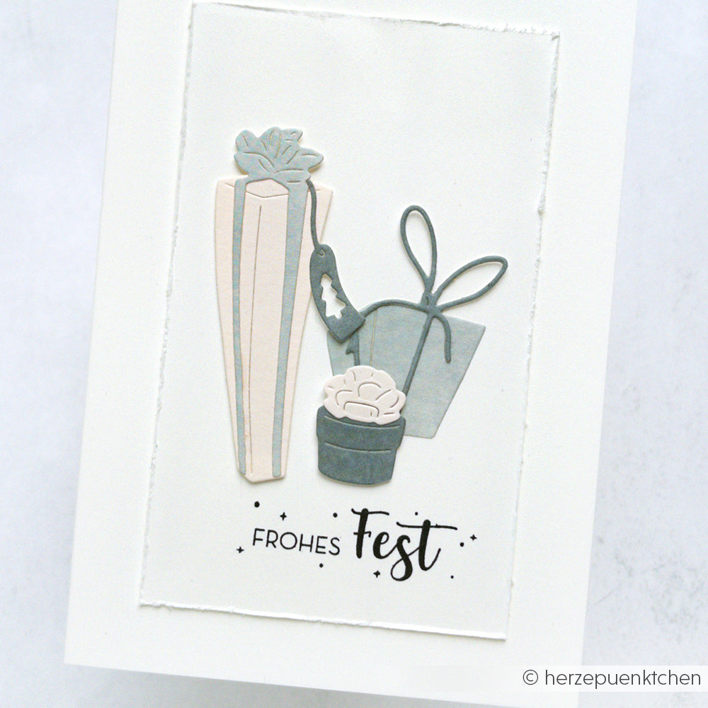 Diese Grußkarte von Alexandra Renke zeigt drei Geschenkillustrationen und den Text "Frohes Fest". Ideal, um Ihre Weihnachtsgrüße mit Ihrem Lieblings-Stempelgummi oder Holzstempel zu personalisieren.