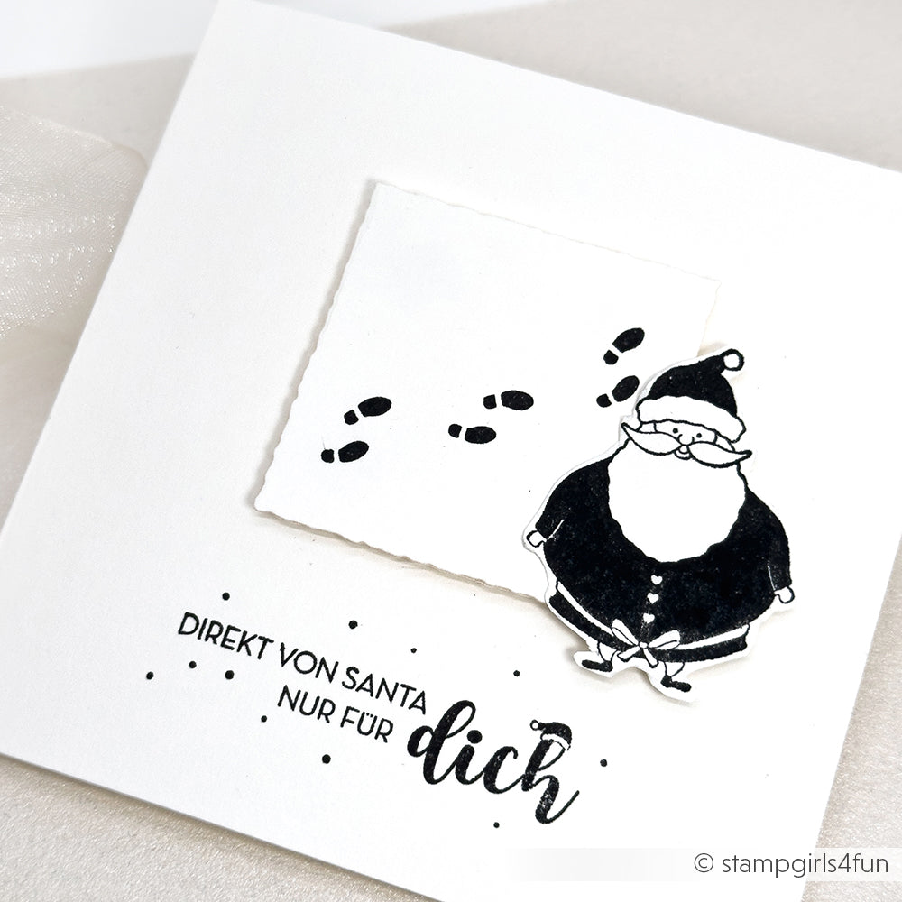 Handgemachte Karte von Alexandra Renke mit einem schwarz-weißen Weihnachtsmann, Fußabdrücken und deutschem Text: Direkt von Santa nur für dich. Hergestellt mit hochwertigem Holzrahmen und feinem Gummistempel für elegante Details.