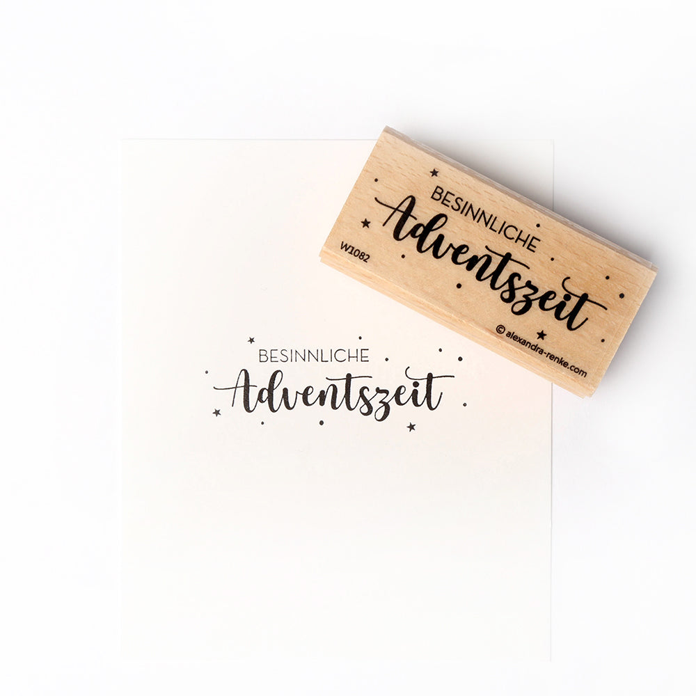 Ein Holzstempel von Alexandra Renke mit dem deutschen Text "BESINNLICHE Adventszeit" und Sternen - perfekt für Papierprojekte und kreative Bastelarbeiten.