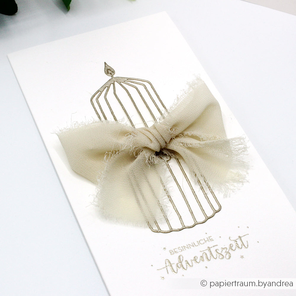 Minimalistische Adventskarte von Alexandra Renke mit Kerzenumriss, großer beiger Stoffschleife, Text "Adventszeit" und zartem Holzstempel-Detail.