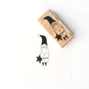 Der Alexandra Renke Holzstempel zeigt einen Gnom, der einen Stern in der Hand hält. Er ist mit schwarzer Tinte auf weißem Papier gedruckt - ideal für charmante Papierprojekte.