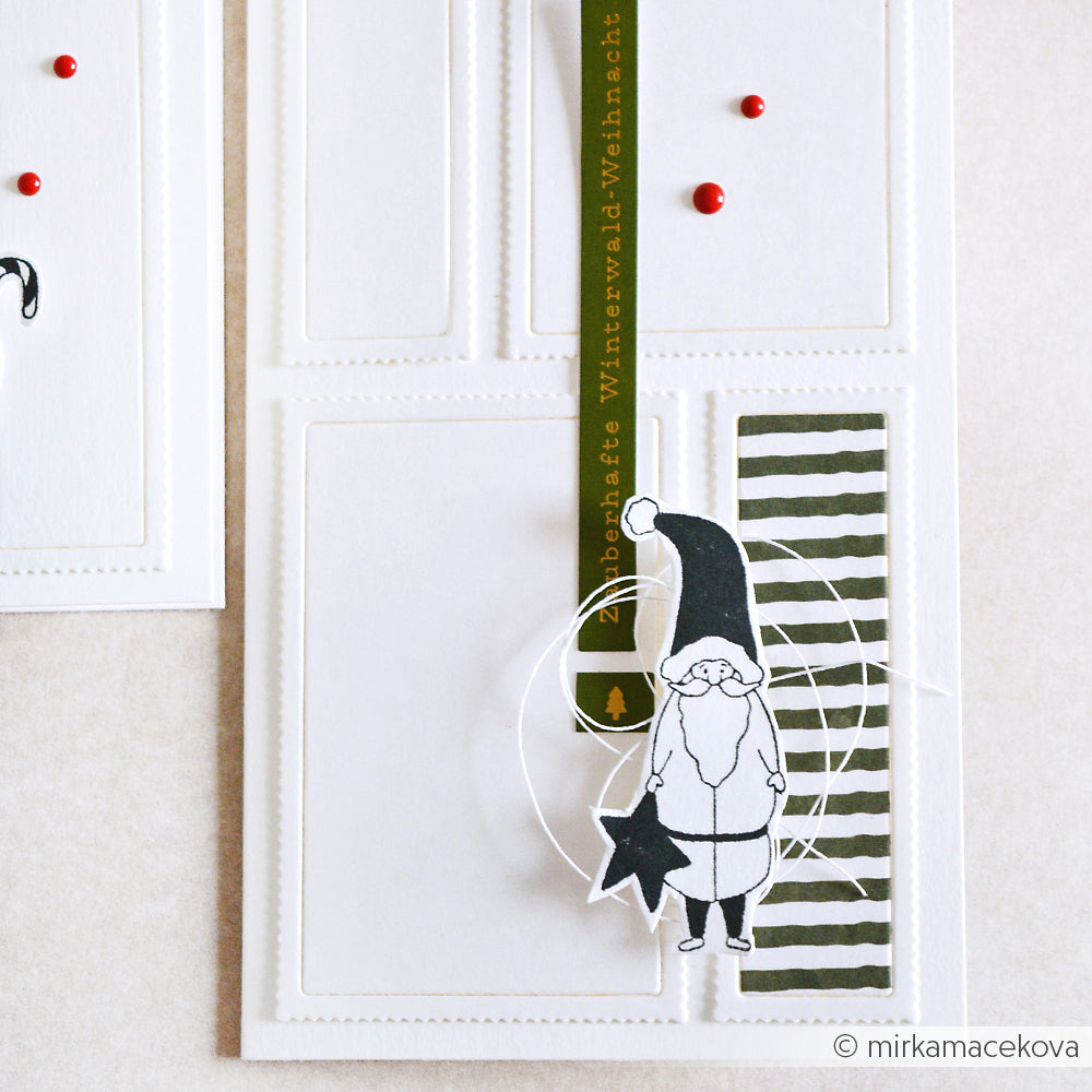 Minimalistische Weihnachtskarte von Alexandra Renke mit einem Wichtel, grünen Streifen, roten Punkten und deutschem Text auf Weiß - perfekt zum Stempeln mit Ihren Lieblingsmotiven Holzstempel oder Stempelgummi.