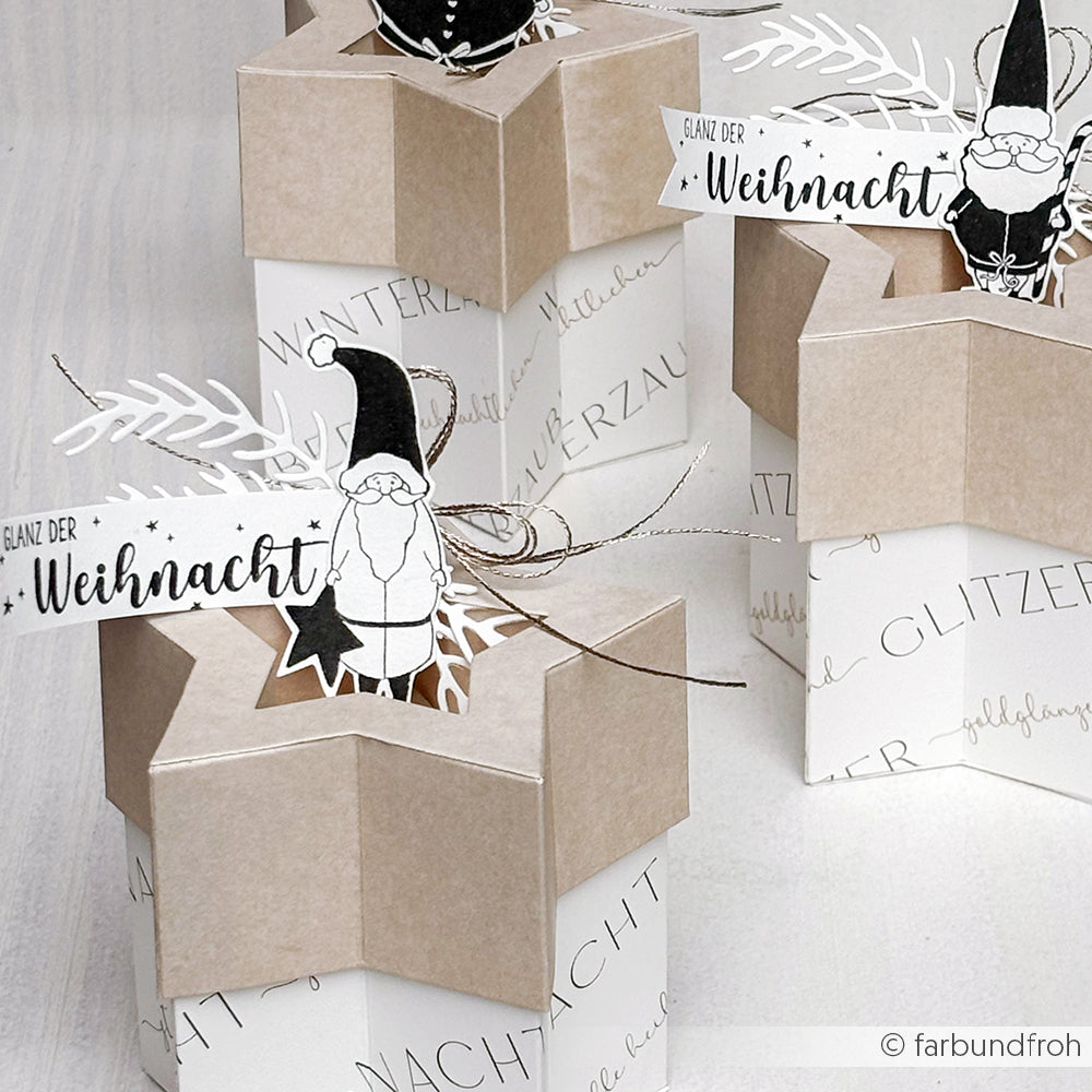 Sternförmige Geschenkboxen von Alexandra Renke mit Weihnachtsmannanhängern und Weihnachtsetiketten in neutralen Tönen auf hellem Hintergrund - ideal für Papierprojekte oder festliche Akzente mit Ihrem Lieblingsholzstempel.