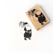 Ein Holzstempel aus Gummi von Alexandra Renke, der Geschenke-Klaus mit einem Sack voller Geschenke zeigt, ist ein bezauberndes Stempelmotiv für festliche Bastelarbeiten.