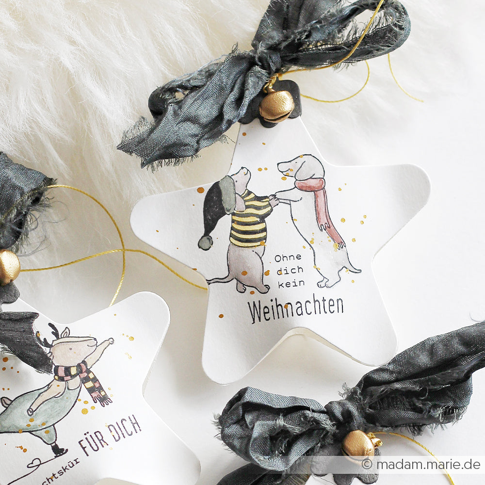 Sternförmige Weihnachtsanhänger mit Hundemotiven und dem deutschen Schriftzug „Ohne dich kein Weihnachten“, gefertigt aus Holzstempel und Stempelgummi.