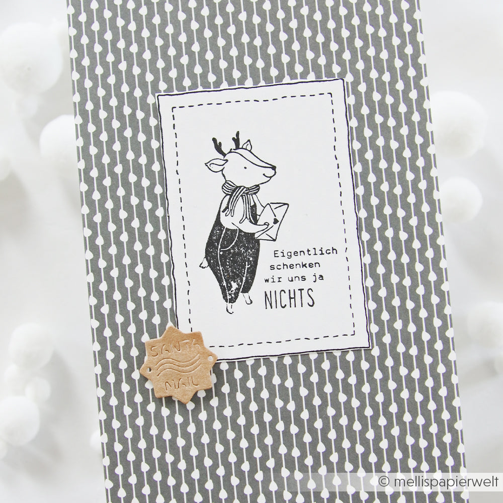 Handgefertigte Karte mit einem per Holzstempel aufgebrachten Rentier, inklusive Umschlag und einem Santa Mail-Wachsstempel.