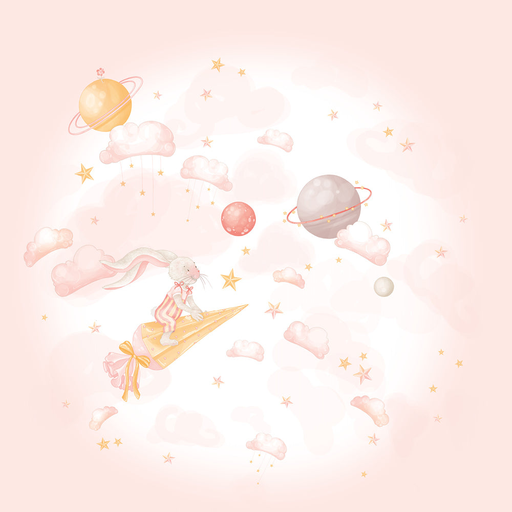 Ein Hase im Schlafanzug fliegt mit einem Papierflugzeug zwischen Wolken, Sternen und pastellfarbenen Planeten in einem verträumten Himmel.