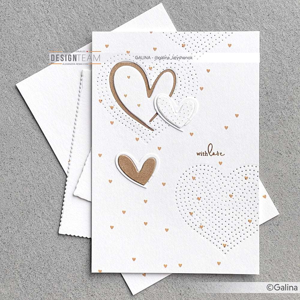 Weiße Karte mit geprägten und gestickten Herzen, die mit den Stanzformen von Alexandra Renke entworfen wurden, verziert mit winzigen goldenen Herzen und dem Schriftzug "With Love" auf grauem Hintergrund.