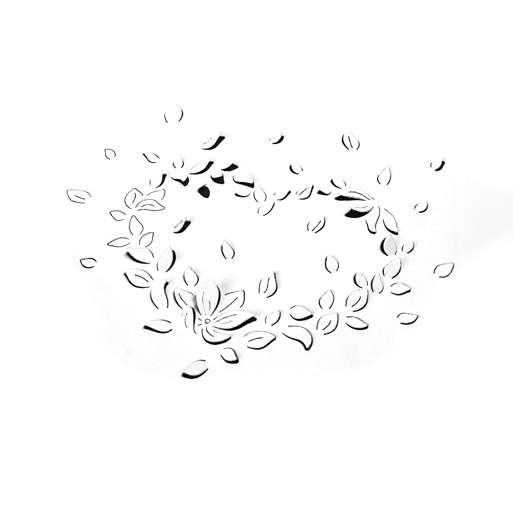 Schwarz-weiße Zeichnung von verstreuten Blättern, die einen Herzumriss auf Weiß bilden, inspiriert von Alexandra Renke und dem eleganten Stil der Motivstanze Negativ-Blütenherz.