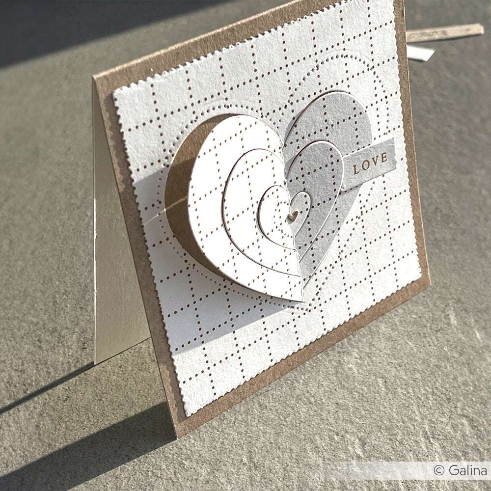 Handgefertigte Grußkarte von Alexandra Renke mit geschichteten Herzen und "LOVE" auf einem strukturierten Gitterhintergrund, hergestellt mit Motivstanze Pop-Up Herz und hochwertigen Designpapieren für eine einzigartige Note.