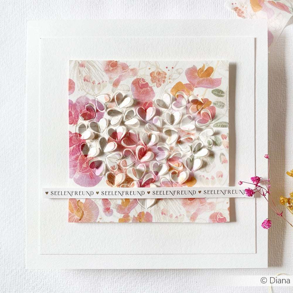 Quadratische Karte von Alexandra Renke mit rosa und weißen Blumenmustern, 3D-Papierblättern und SEELENFREUND in einem Streifen. Zarte Details, die mit einer Motivstanze gefertigt wurden.