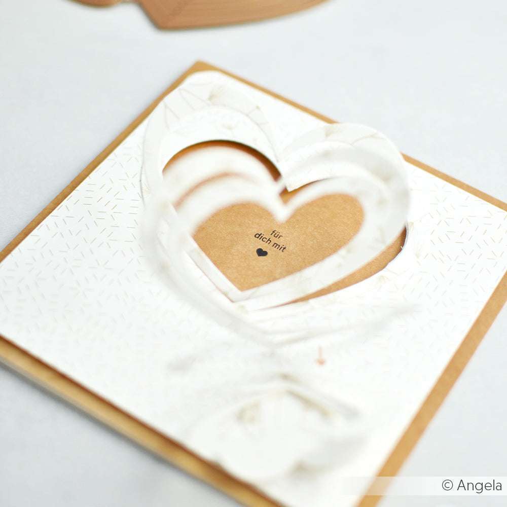 Eine Pop-up-Grußkarte von Alexandra Renke mit einem weißen 3D-Herz aus der Motivstanze Herzspirale und "für dich mit ♥" auf einem braunen Designpapiere-Hintergrund.