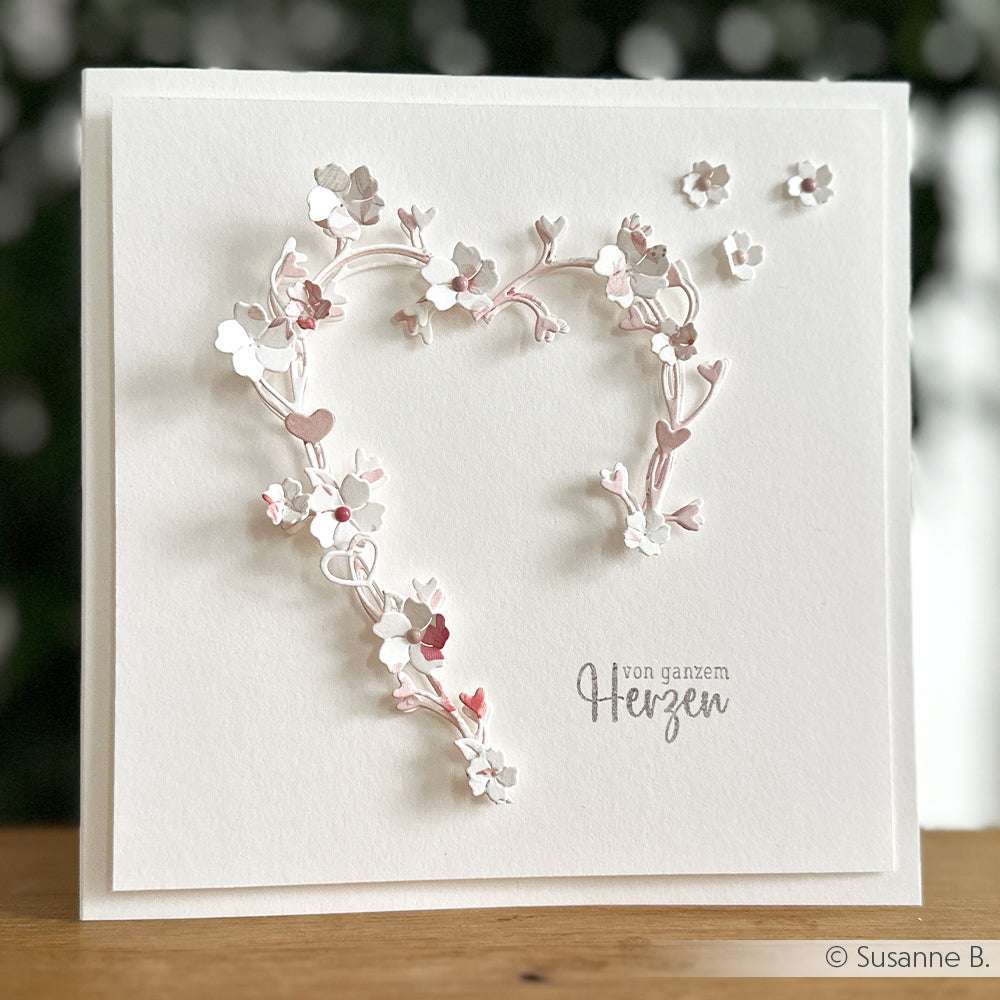 Handgemachte Karte von Alexandra Renke mit zarten Papierblumen, die mit der Motivstanze Ranken-Herz ein Herz bilden. Mit deutschem Text "von ganzem Herzen.