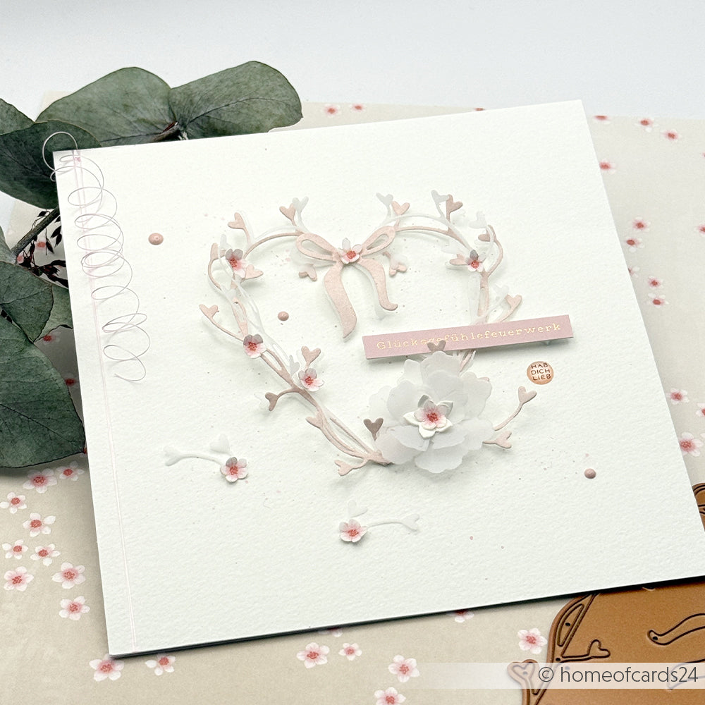Handgefertigte Karte mit einem floralen Herzmotiv aus der Alexandra Renke Motivstanze Ranken-Herz, rosa Akzenten, einer weißen Blume und einem zart gemusterten Hintergrund.