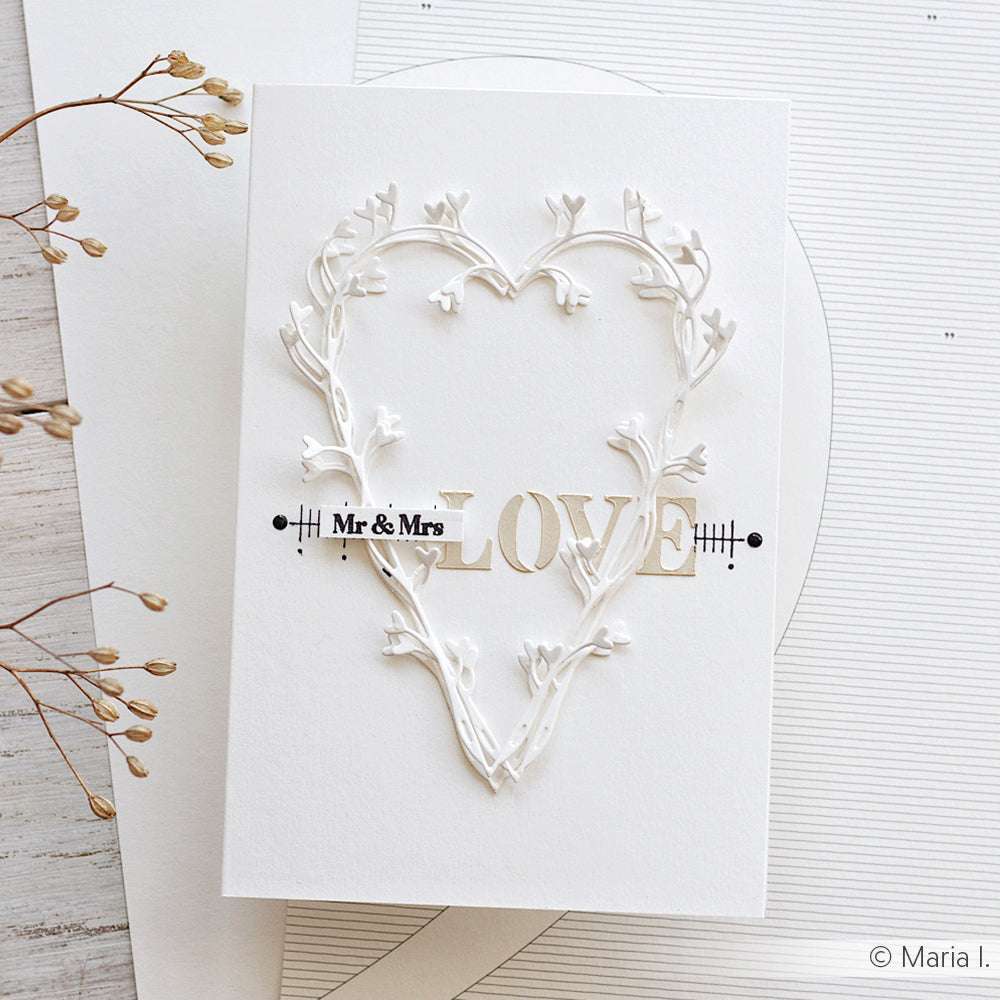 Weiße Hochzeitskarte mit einer erhabenen herzförmigen Ranke, gestaltet mit Alexandra Renkes Motivstanze Ranken-Herz Stanzsysteme und eleganten Designpapieren, mit dem Text Mr & Mrs LOVE in edler Schrift.