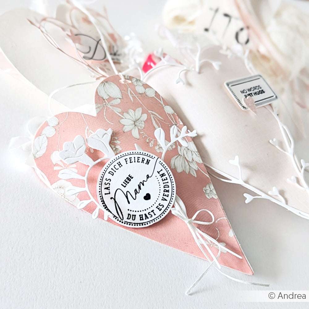 Eine rosafarbene Blumenkarte in Herzform von Alexandra Renke, hergestellt mit Motivstanze Herz-Tag. Mit deutschem Text, weißen Zweigen und einem runden Etikett - perfekt für besondere Anlässe mit Ihren Lieblingsdesignpapieren.