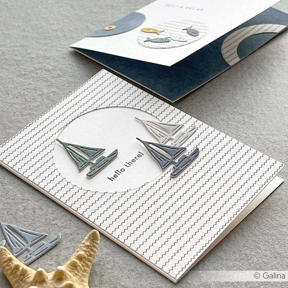 Eine handgefertigte Karte von Alexandra Renke mit Segelbootmotiven aus Motivstanze Schiffsjunge und Designpapier, mit "Hallo!" auf einem wellenförmigen, gestreiften Hintergrund.