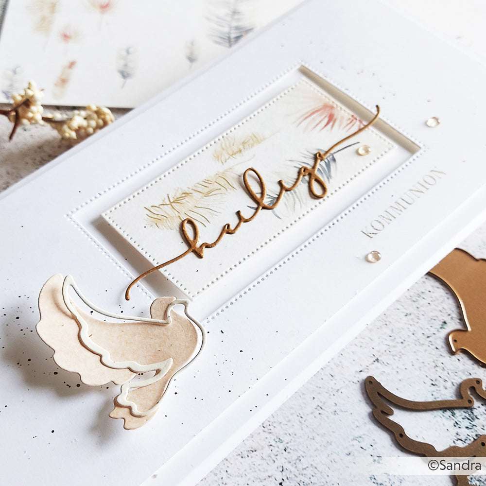 Die elegante, handgefertigte Karte von Alexandra Renke zeigt eine Papiertaube, getrocknete Gräser und "heilig" in goldener Schrift. Sie wurde mit hochwertigen Designpapieren hergestellt und mit der Motivstanze Heilige Handschrift veredelt.