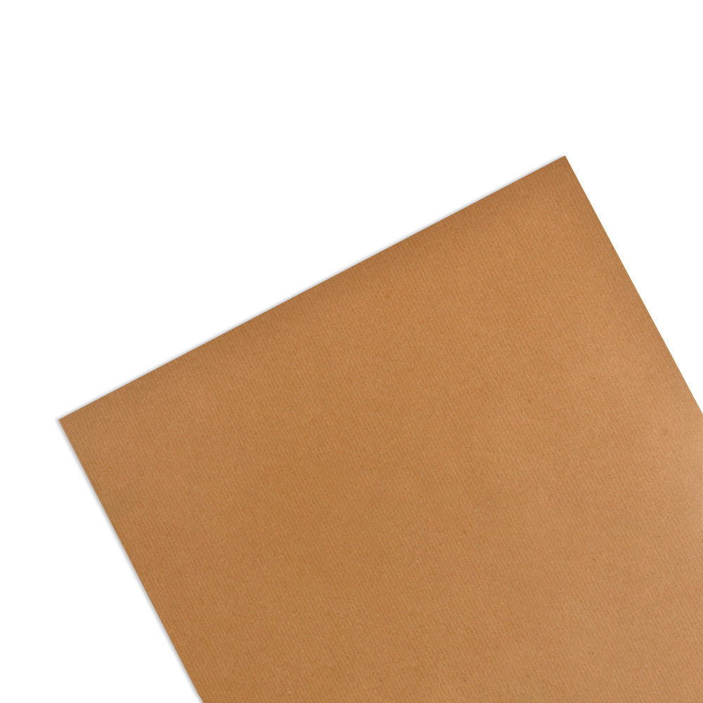 Ein einzelnes Blatt Kraftpapier von Alexandra Renke liegt auf einem weißen Hintergrund und eignet sich ideal zum Buchbinden oder zum Übereinanderlegen mit Spanplatten in kreativen Projekten.