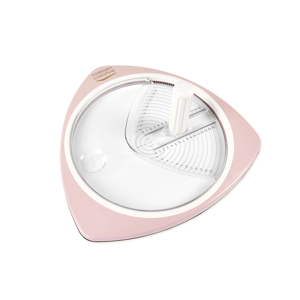 Der rosa-weiße Vaessen Spiralgemüseschneider mit transparentem Deckel ist perfekt für kreative Bastelprojekte oder als praktischer Kreisschneider für Papierbastler.