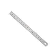 Ein robuster Rumold Edelstahl Lineal, 150 mm lang mit mm-Teilung, steht diagonal auf weißem Grund.