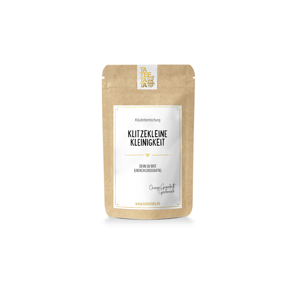 Ein Beutel Tatetata-Kräutertee mit einer Kräuterteemischung, beschriftet mit „Klitzekleine Kleinigkeit“.