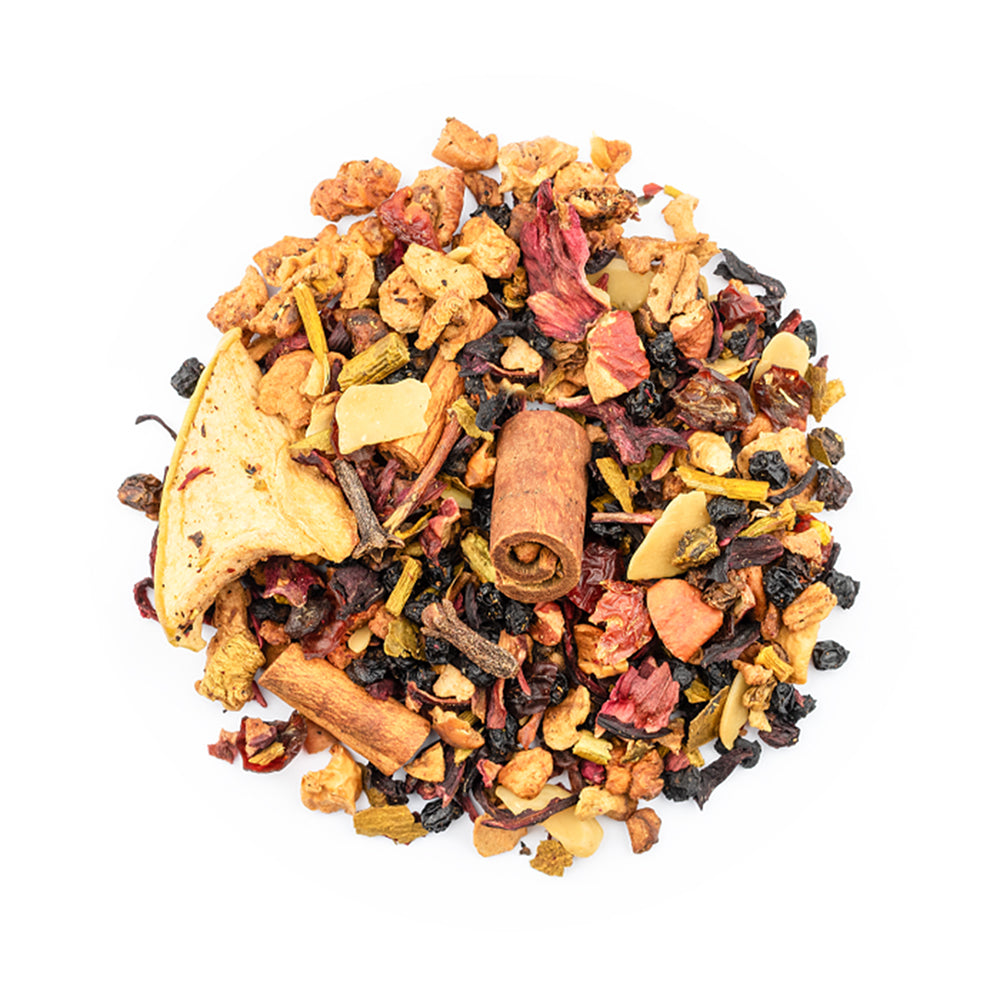 Eine Wintertee-Mischung aus losem Früchtetee mit getrockneten Apfelscheiben, Zimtstangen und Beeren.